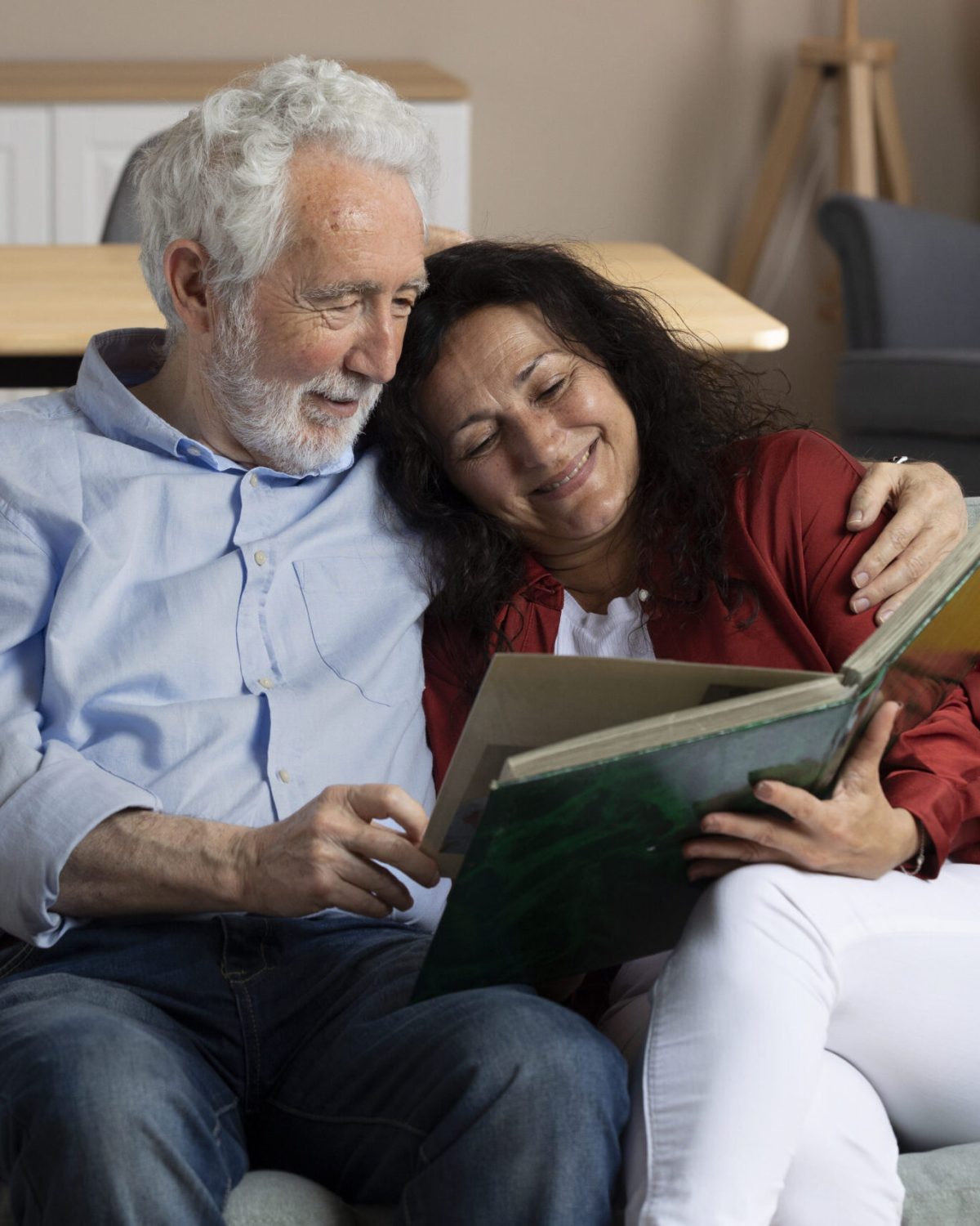 gente-mirando-albumes-de-fotos